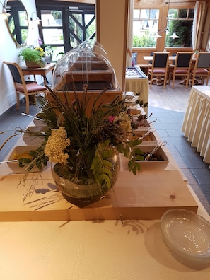 Frühstück und Abendessen, lokale Küche