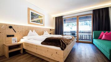 Habitación superior con 1 cama doble o 2 individuales, balcón (Girasole) | Edredones de plumas, minibar, caja fuerte y escritorio
