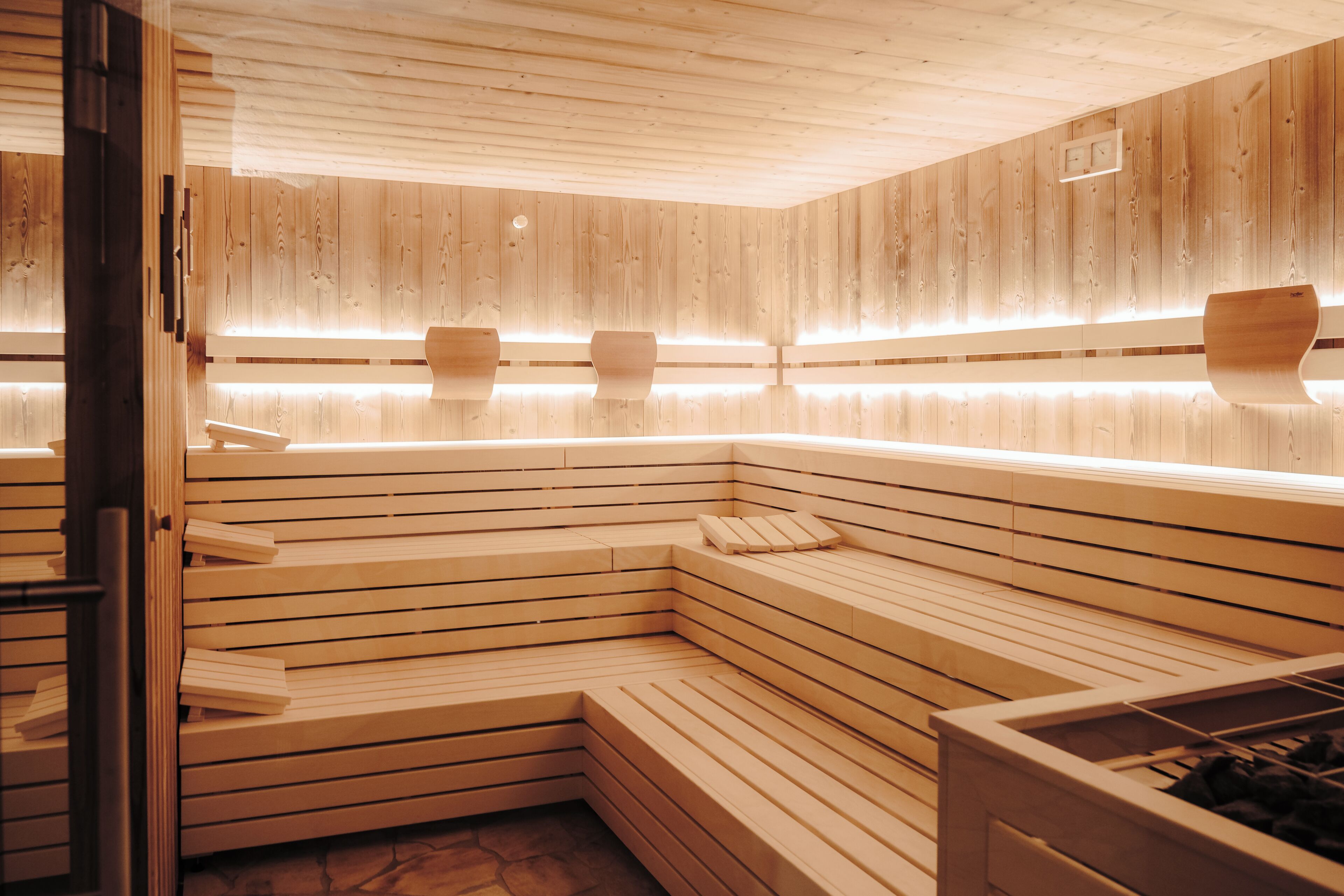 Una sauna de madera con bancos y un banco con toalla.