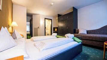 Kamar Double Basic (Nontiscordardimé B) | Selimut bulu angsa, minibar, brankas, dan meja kerja