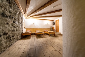 Sauna, hot tub, steam room, Turkish bath/hammam, body treatments