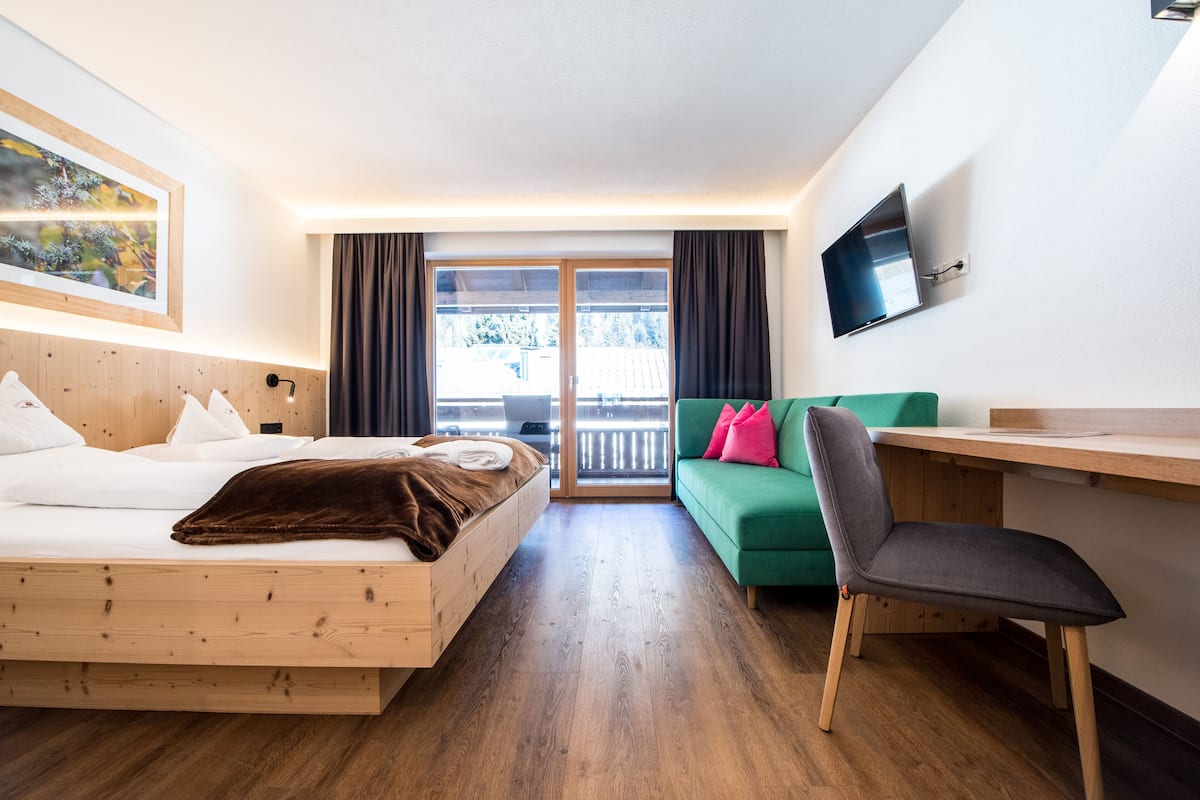 Superior dubbelrum eller tvåbäddsrum - balkong (Girasole) | 1 sovrum, duntäcken, minibar och värdeförvaringsskåp på rummet