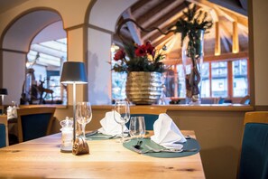 Breakfast and dinner served, local cuisine - Alphotel Stocker (Campo Tures)