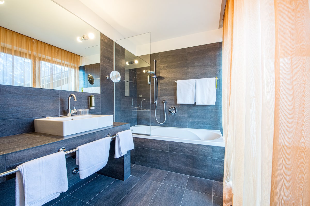 junior suite, balcony (kristall) | bathroom | shower, free toiletries, hair dryer, bathrobes