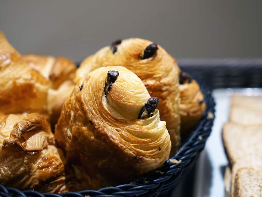 Un panier de croissants aux pépites de chocolat.