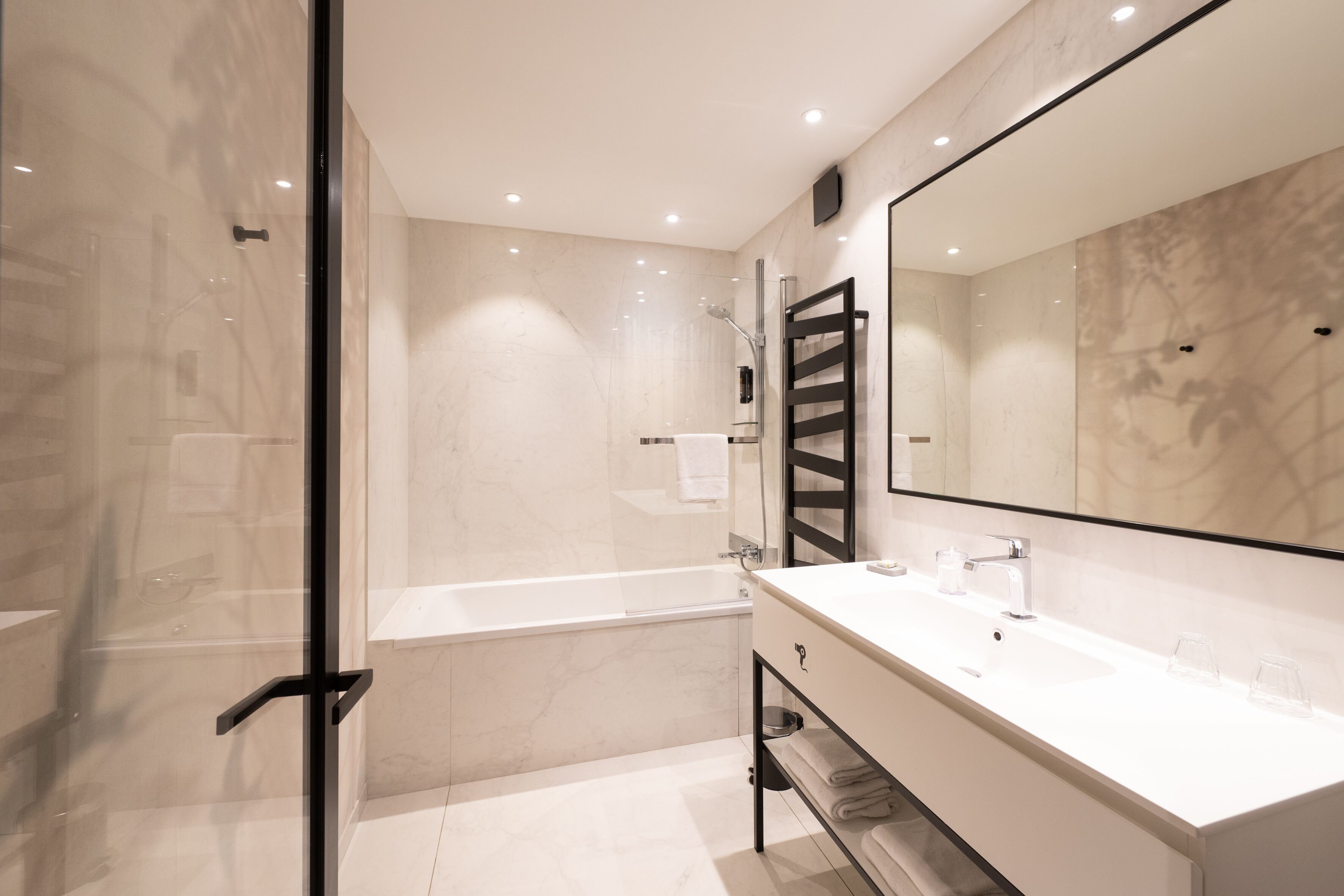 junior suite | bathroom | free toiletries, hair dryer, towels, soap