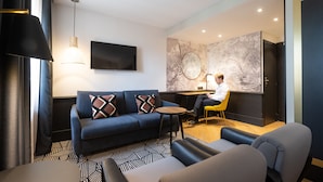 Phòng Suite Junior | Bộ đồ giường cao cấp, minibar, két bảo mật tại phòng, bàn