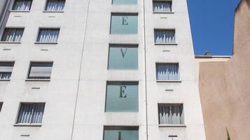 Parking sans voiturier (20 EUR par jour)