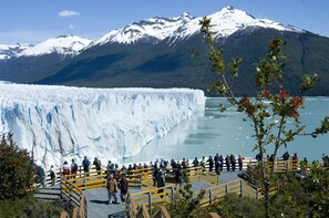 A glacier with a viewing platform and people observing. - Sent Calafate (El Calafate)