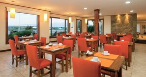 Café da manhã com buffet grátis todos os dias