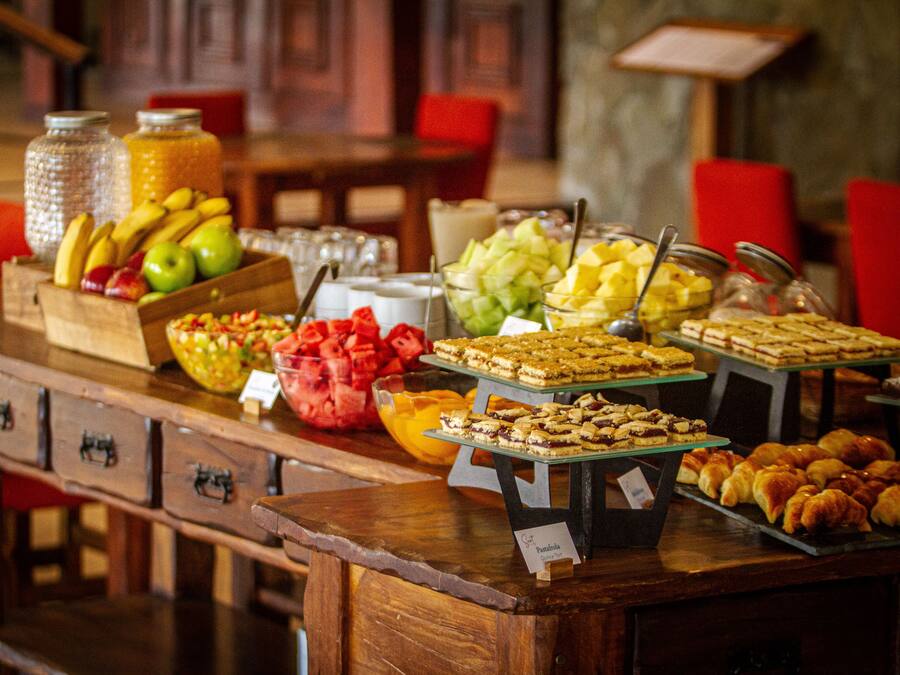 Café da manhã com buffet grátis todos os dias