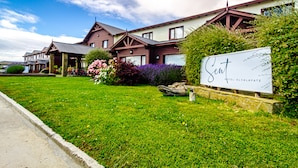 A hotel with a sign reading "Sew Hotel El Calafate." - Sent Calafate (El Calafate)
