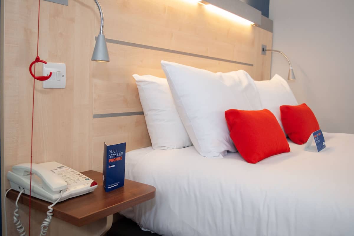 standard room, 1 double bed, accessible bathtub | 1 bedroom, in-room safe, desk, iron/ironing board