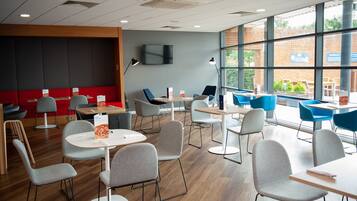 Se sirven desayunos y cocina internacional (con mesas al aire libre)