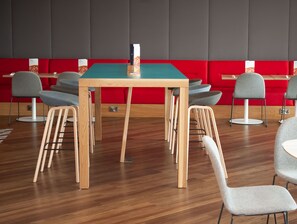 Breakfast, dinner served; international cuisine, al fresco dining - Holiday Inn Express Folkestone - Channel Tunnel by IHG (Folkestone)