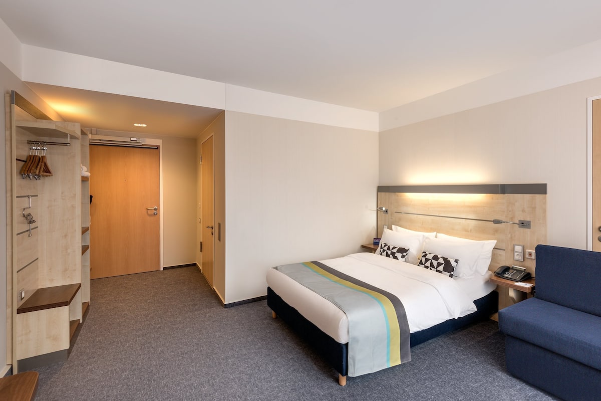 Standard-huone, 1 keskisuuri parisänky ja vuodesohva | Työpöytä, silitysrauta/-lauta, ilmainen Wi-Fi, vuodevaatteet