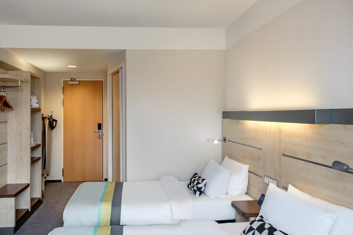 Standard-huone, 2 yhden hengen sänkyä | Työpöytä, silitysrauta/-lauta, ilmainen Wi-Fi, vuodevaatteet