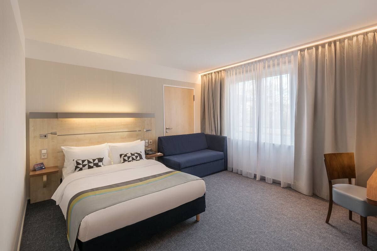 standard room, 1 queen bed with sofa bed, accessible | 1 bedroom, desk, iron/ironing board, free wifi