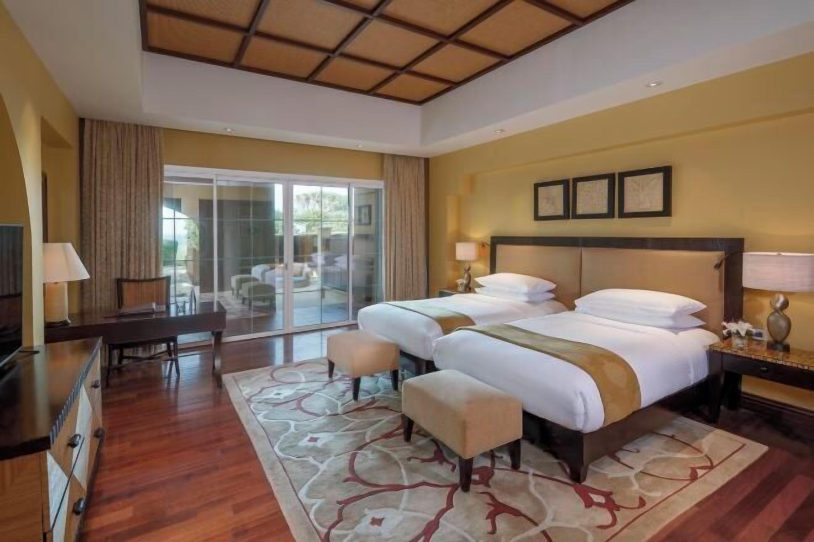 Bộ đồ giường cao cấp, minibar, két bảo mật tại phòng, bàn 