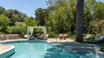 Piscina externa, guarda-sóis, espreguiçadeiras