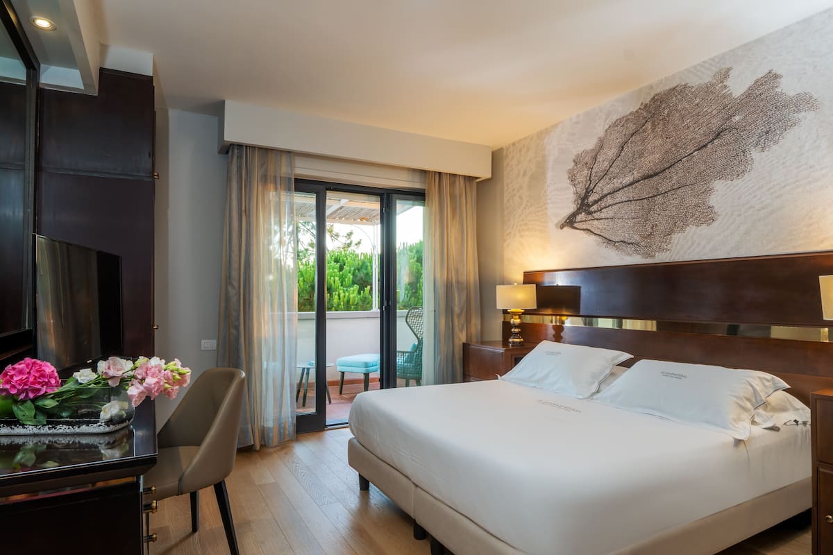 suite, terrace | 1 bedroom, hypo-allergenic bedding, down duvets, minibar