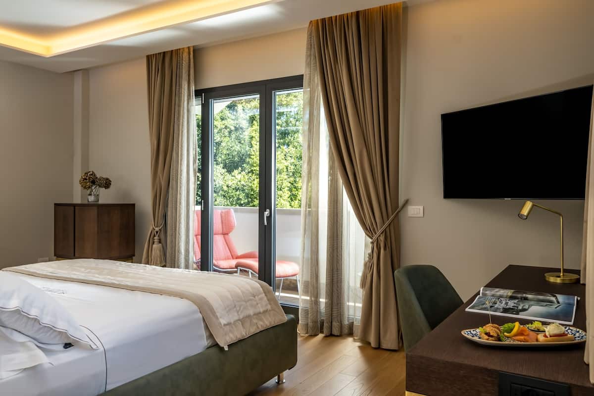 Phòng Suite có thiết kế đặc trưng | 1 phòng ngủ, bộ đồ giường kháng dị ứng, chăn bông, minibar
