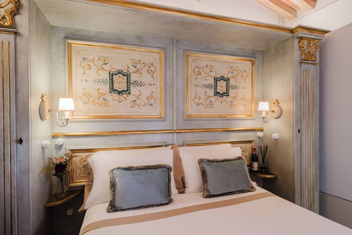 Standard Double Room | Minibar, in-room safe, desk, iron/ironing board