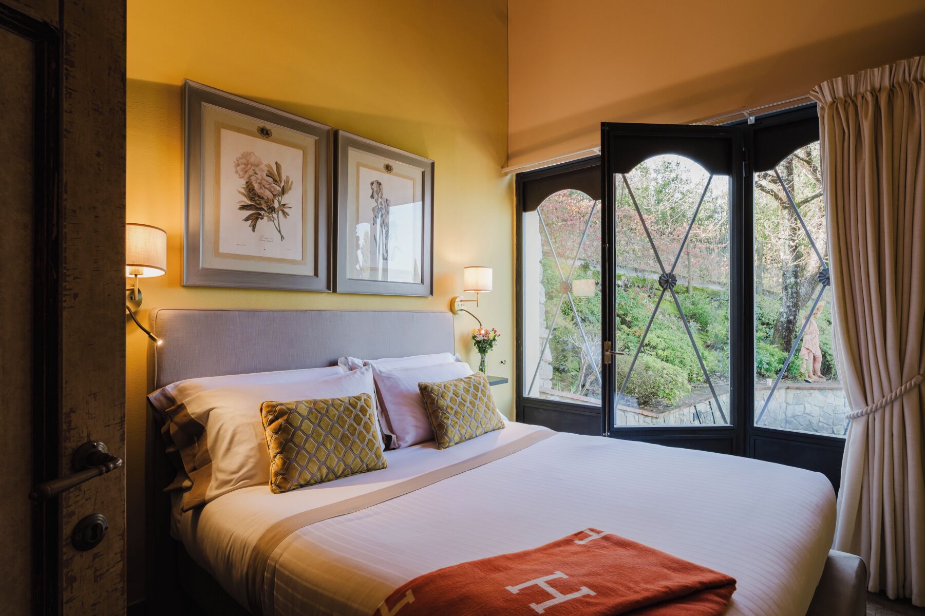 Deluxe Room, 1 Bedroom, Garden View | Minibar, in-room safe, desk, iron/ironing board