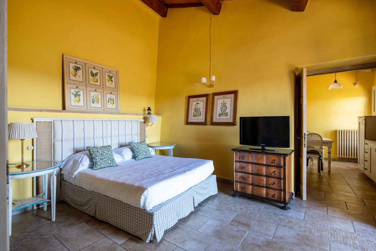Junior Suite | 1 bedroom, minibar, in-room safe, desk