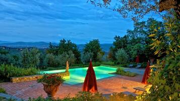 Piscina all'aperto, una piscina in terrazza, lettini