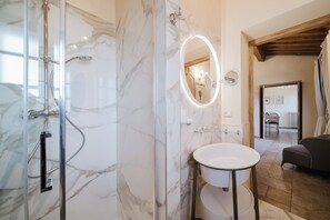 Junior Suite | Bilik Mandi | Pancuran mandi, kelengkapan dandanan diri percuma, pengering rambut 