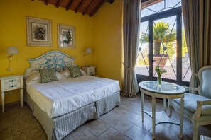 Frigobar, cofres nos quartos, escrivaninha