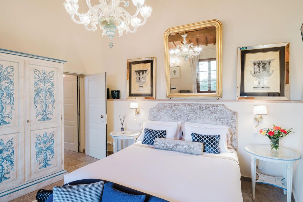 Junior Suite | Minibar, in-room safe, desk, iron/ironing board