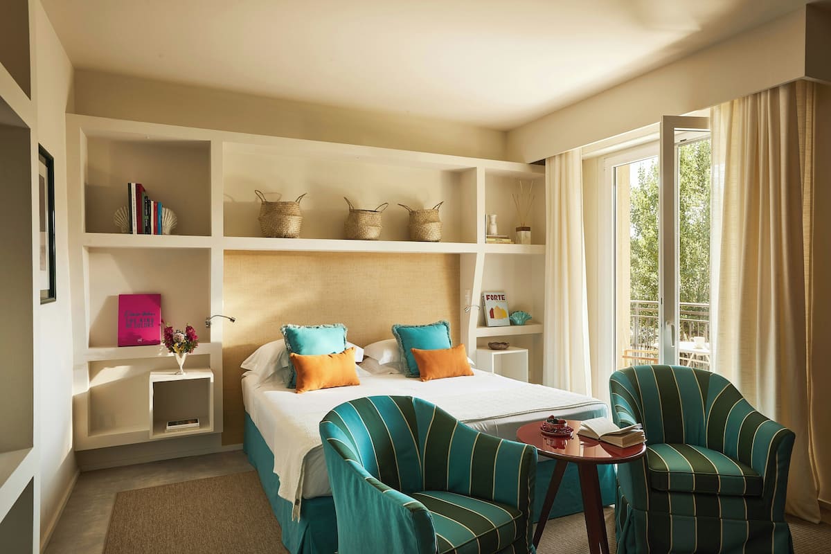 Classic Double Room | Minibar, in-room safe, desk, soundproofing