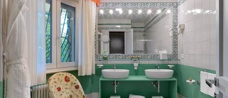 Baño | Secadora de cabello, batas, pantuflas, bidet