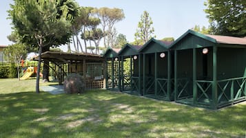 Zona de juegos infantil al aire libre
