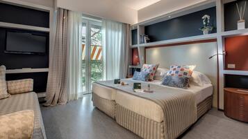 Familienzimmer | Minibar, Zimmersafe, Schreibtisch, schallisolierte Zimmer