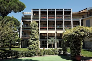 A multi-story building with balconies, a garden, and a clear sky. - Hermitage Hotel & Resort Forte dei Marmi – Starhotels Collezione (Forte dei Marmi)