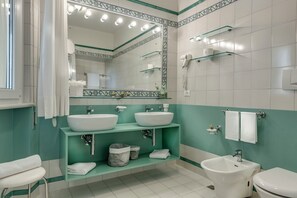 Habitación doble Deluxe | Baño | Secadora de cabello, batas, pantuflas, bidet 