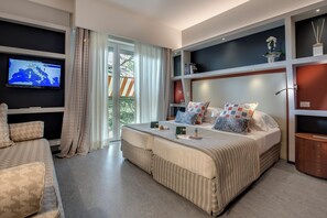 Minibar, safe på rommet, skrivebord og lydisolert