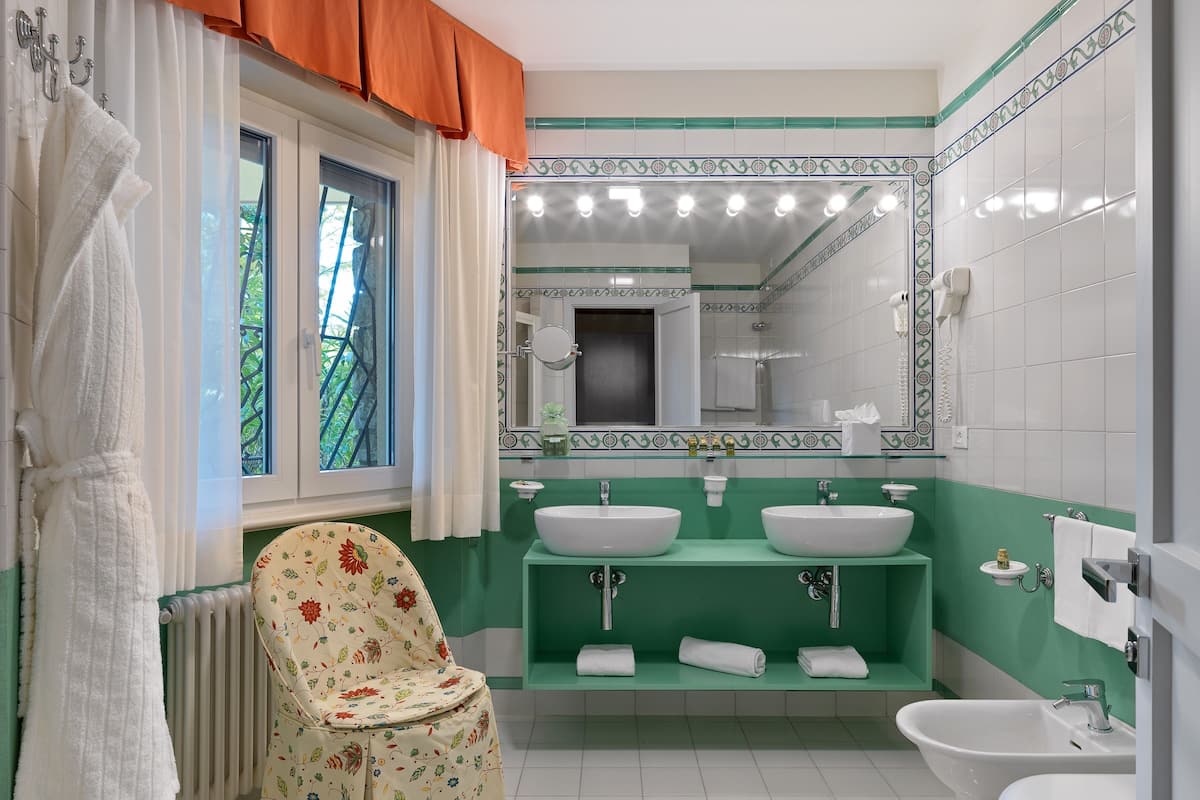 deluxe double or twin room, 1 bedroom | bathroom | combined shower/bathtub, free toiletries, hair dryer, bathrobes