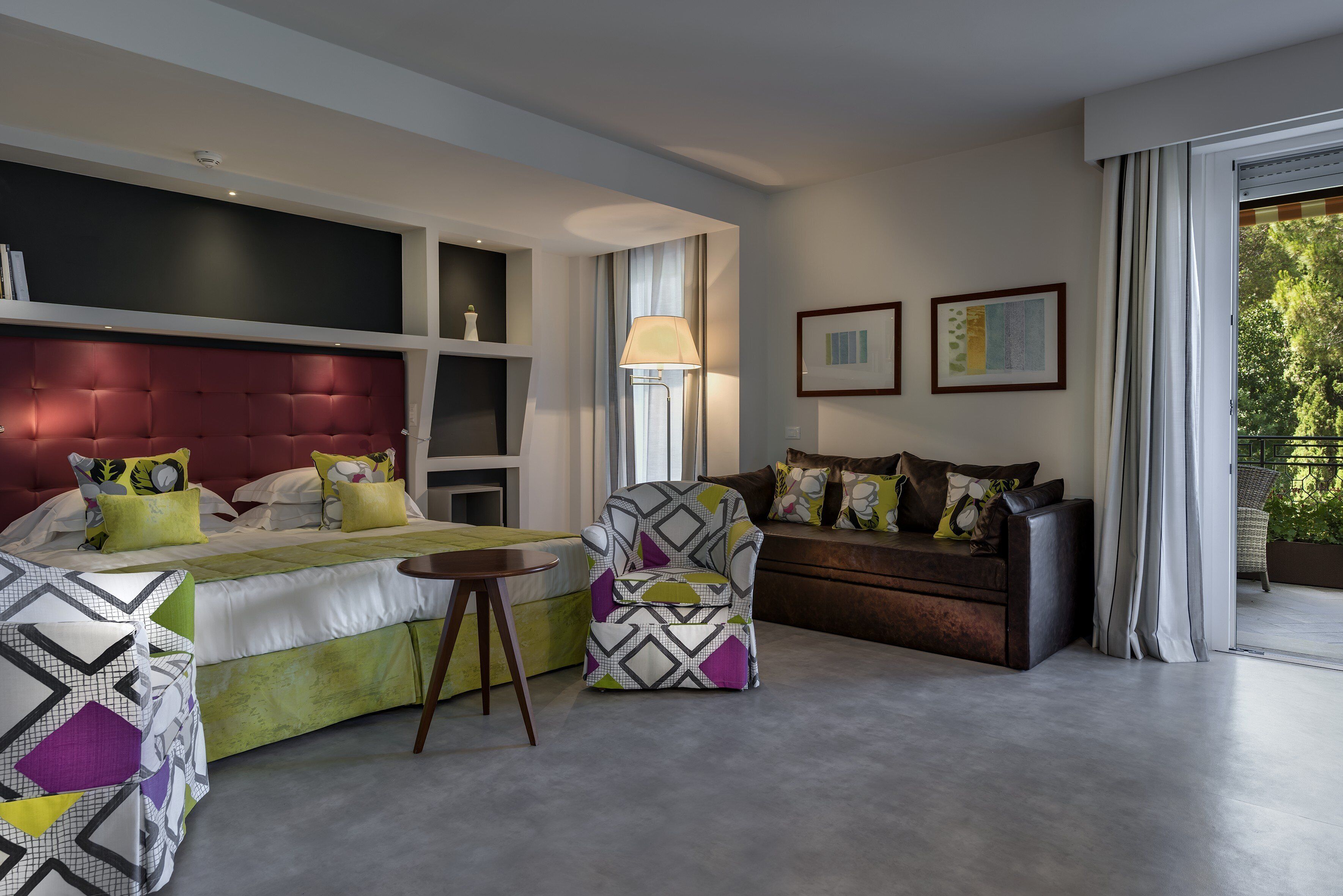 Kahden hengen deluxe-huone | Minibaari, tallelokero huoneessa, työpöytä, äänieristys