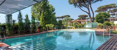 Alberca al aire libre por temporada y sombrillas en la alberca