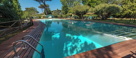 Piscine extérieure (ouverte en saison), parasols de plage