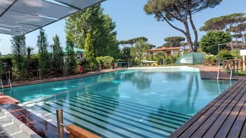 Außenpool (je nach Saison geöffnet), Sonnenschirme, Liegestühle