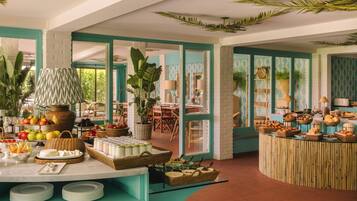 Tägliches Frühstücksbuffet gegen Gebühr