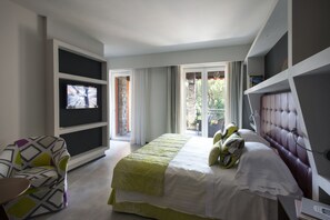 Minibar, safe på rommet, skrivebord og lydisolert