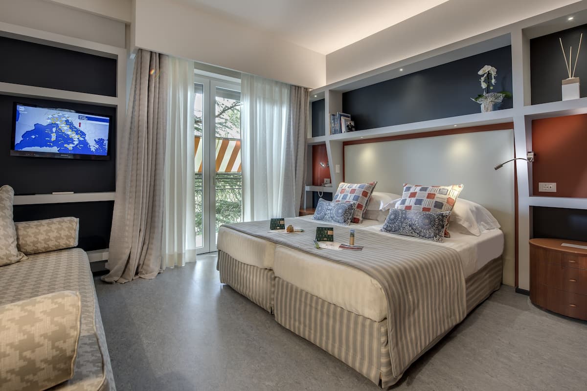 family room, garden view | 1 bedroom, down duvets, minibar, in-room safe