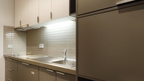 Una cocina moderna con electrodomésticos de acero inoxidable, horno empotrado y un lavaplatos doble.