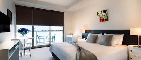 Studio Apartment | Premium bedding, desk, iron/ironing board, free WiFi